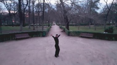 Tutkuyla flamenko yapan yetenekli bir adamın yüksek açılı görüntüsü. Geleneksel İspanyol dansı hareketleri yapan orta yaşlı bir erkek dansçı.