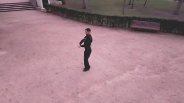Tutkulu bir flamenko dansı yapan profesyonel bir erkek dansçının yüksek açılı görüntüsü. İspanyol ressam İspanya 'da bir parkta.