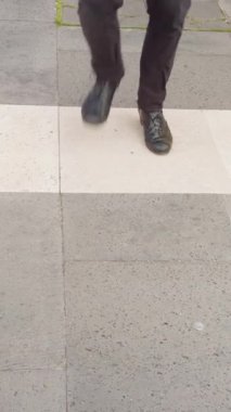 Erkek bir flamenko dansçısının hızlı ve ritmik ayak hareketlerine yakından bakın. Tutkuyla topuklu ayakkabılarını Madrid 'de bir kaldırımda eziyor.