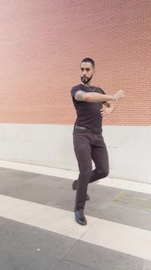 Sakallı ve dövmeli genç İspanyol bir adam Madrid, İspanya 'da tutkulu bir flamenko dansı yapıyor.