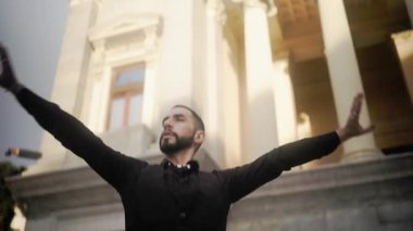 Siyah giyinmiş, İspanyol bir şehirde zarif ve etkileyici flamenko dansları yapan tutkulu, İspanyol bir kurtarıcı.