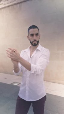 Tutkulu İspanyol adam sokaklarda geleneksel flamenko dansı yapıyor. Yoğun ifade ve zarif hareketler gösteren erkek kefaleti