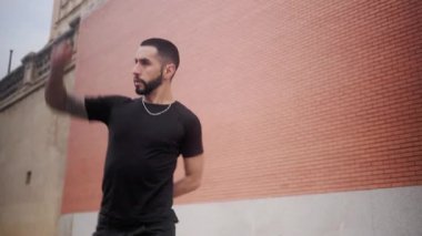 Tutkulu erkek dansçı geleneksel İspanyol flamenkosu yapıyor anlamlı el hareketleriyle. Genç yetenekli kurtarıcı sanatını açık havada gösteriyor.