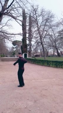 Geleneksel flamenko gösterisi yapan yetenekli bir İspanyol 'un hava görüntüsü. Dansçı parkta zarif ve güçlü hareketler yapar.