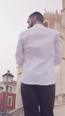 İspanyol bir dansçının, Madrid, İspanya 'nın tarihi caddesinde geleneksel flamenko dansını yapmasının düşük açılı görüntüsü.