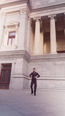 Tutkulu İspanyol adam geleneksel flamenko dansı yapıyor. Profesyonel kurtarıcı sanatını Madrid, İspanya 'da tarihi bir sokakta sergiliyor.