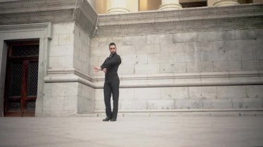 Tutkulu İspanyol kurtarıcı açık havada geleneksel flamenko dansı yapıyor. İspanyol kültürü ve sanatını sergileyen dinamik sanatçı