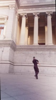 Madrid 'deki Prado Müzesi' nin önünde geleneksel İspanyol flamenko gösterisi yapan zarif İspanyol dansçı. Kültürel mirası ifade eden tutkulu bir sanatçı.