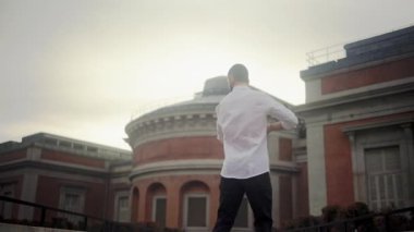 Tutkulu İspanyol adam açık havada geleneksel flamenko dansı yapıyor. Yetenekli erkek kefaletçi hareketleriyle duygularını ifade eder.