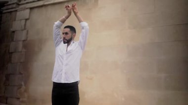 Tutkulu İspanyol mübaşiri etkileyici kol hareketleriyle flamenko dansı yapıyor. Yetenekli bir erkek sanatçı sanatını zarafet ve duyguyla gösteriyor.