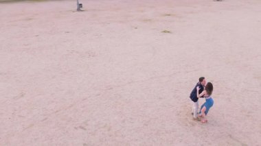 Dans eden genç bir İspanyol çiftin hava görüntüsü. Profesyonel dansçılar aranjuez 'deki kumlu bir parkta Latin dansı yapıyorlar.