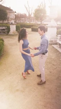 Tutkulu İspanyol çift aranjuez, İspanya 'da zarif bir bahçede şehvetli bir bachata dansı yapıyor. Güzel dansçılar birlikte hareket ediyor.