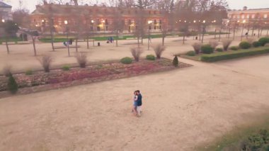 Tutkulu bir İspanyol çiftin havadaki yükseliş sahnesi aranjuez, İspanya kraliyet sarayının tarihi bahçelerinde şehvetli danslar yapıyor.