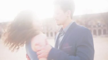 Tutkulu genç İspanyol çift gün batımında Bachata dansı yapıyor. Güzel erkek ve kadın dışarıda Latin dansı yaparak şehvetli danslar yapıyorlar.