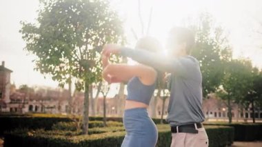 Tutkulu, genç İspanyol bir çift güzel bir parkta şehvetli bir Bachata dansı yapıyor. Romantik dansçılar gün batımında zarafetle gösteri yaparlar.