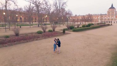 Parkta dans eden İspanyol bir çiftin havadan görünüşü. aranjuez 'in kraliyet sarayı çarpıcı bir tarihi zemin hazırlıyor.