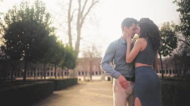 Genç bir adam ve kadın tutkulu ve şehvetli bir bachata dansı yapıyorlar. Profesyonel dansçılar gün batımında Latin ritminin tadını çıkarıyorlar.