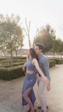 Tutkulu İspanyol çift güneşli bir öğleden sonra, aranjuez, İspanya 'daki güzel bir parkta şehvetli bachata dansı hareketleri yapıyor.