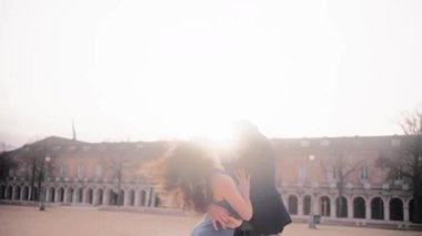 Genç romantik çift tarihi bir şehir meydanında şehvetli bir bachata dansı yapıyor. Gün batımında şehvetli hareketler ve yakın ilişkiler