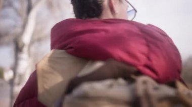 Güneşli bir günde parkta birlikte yürüyen çok ırklı genç lezbiyen çift. Açık havada romantik ve sevecen bir Igbt ilişkisi.