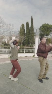 Serbest dans eden iki İspanyol dansçı bir parkta birlikte hareket ediyorlar. Şehir kültürü performansı, boks yapan bir adam ve dans eden bir kadın.