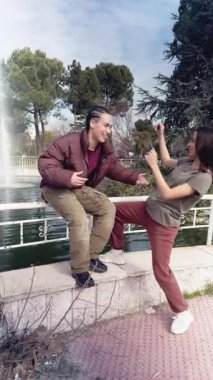 İspanyol kadın, arkadaşının yaptığı hip hop beatbox ritiminde serbest çalıyor. İspanya 'daki bir şehir parkında enerjik şehir dansı gösterisi