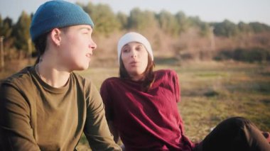 Lezbiyen ilişkisi olan iki genç kadın sevgi dolu bir konuşma yapıyor. Çimlerin üzerinde oturuyorlar, dışarıda romantik bir buluşmanın tadını çıkarıyorlar.