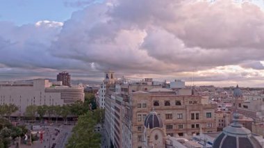 Barselona şehri üzerinde uçan panoramik hava manzarası güzel bulutlu bir gökyüzü altında ikonik plaka de katalunya 'yı sergiliyor.