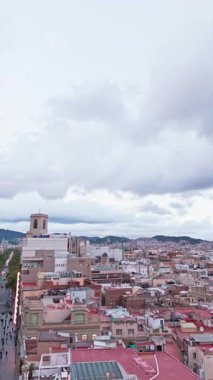 Hava aracı görüntüsü Barcelona 'nın tarihi çatılarını ve ünlü simgeleri gösteriyor. Bulutlu bir günde Katalonya 'nın başkentinin görkemli manzarası