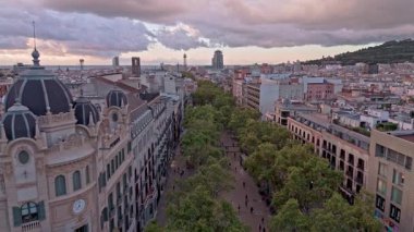 Barselona, İspanya 'daki La Rambla Caddesi' nin hava aracı görüntüsü. Tarihi binalar ve gün batımında yürüyen insanlarla dolu güzel bir şehir.