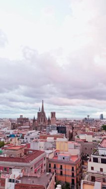 Güzel hava manzarası kutsal haçın katedraline doğru uçuyor ve bulutlu bir gökyüzünün altında Barcelonas Gotik Mahallesi 'nde Aziz Eulalia