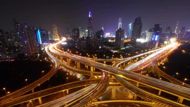 Timelapse freeway zajęty miasta godziny szczytu ruchu dżem autostrady Shanghai w nocy, wymiany Yan'an East Road wiadukt, smug światła ruchu z super długich ekspozycji, jasno oświetlone budynku miejskiego morden. — Wideo stockowe