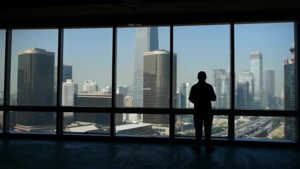 Una perspectiva de hombre de negocios edificio de negocios desde la ventana . — Vídeos de Stock