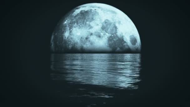 4k Vollmond auf dem Wasser in der Nacht, reflektieren über das Meer, Science-Fiction-Szene. — Stockvideo