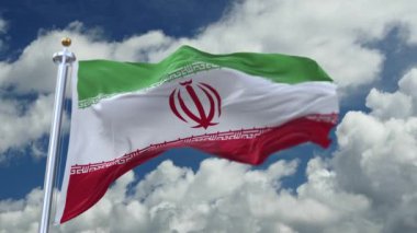 İran 'ın 4k döngü bayrağı rüzgarda sallanıyor, zaman ayarlı yuvarlanan bulutlar arka planda.