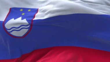 4k Slovenya Ulusal bayrak kırışıklıkları mavi gökyüzü arka planında pürüzsüz rüzgar döngüsü.
