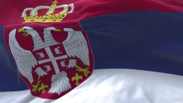 4k Servië Nationale vlag rimpels lus naadloze wind in blauwe lucht achtergrond. — Stockvideo
