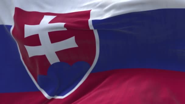 4k Slovakya Ulusal bayrak kırışıklıkları mavi gökyüzü arka planında pürüzsüz rüzgar döngüsü. — Stok video