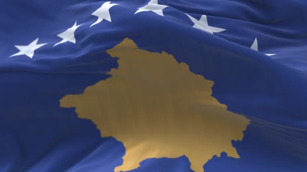 4k Kosova Ulusal bayrağı, mavi arka planda pürüzsüz rüzgar döngüsüne girdi. — Stok video