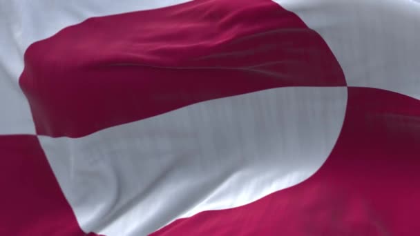 4k Grönland Nationalflagge Falten Schleife nahtloser Wind in blauem Himmel Hintergrund. — Stockvideo