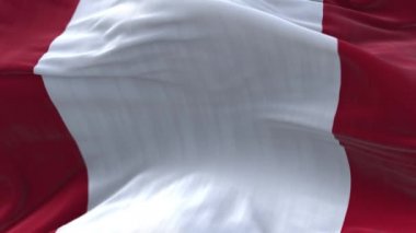 4k Peru Ulusal bayrak kırışıklıkları mavi gökyüzü arka planında pürüzsüz rüzgar döngüsü.