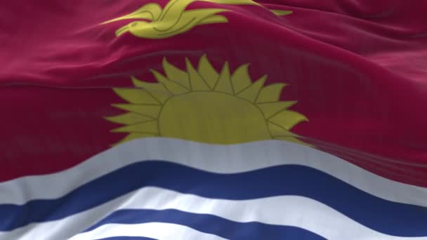 4k Kiribati Nationale vlag rimpels lus naadloze wind in blauwe lucht achtergrond. — Stockvideo