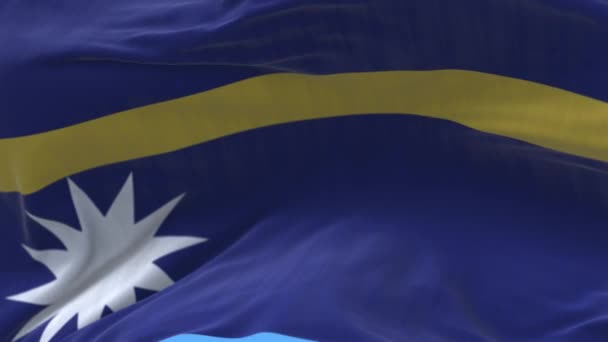 4k Nauru Národní vlajka vrásky smyčka bezproblémový vítr na modré obloze pozadí. — Stock video
