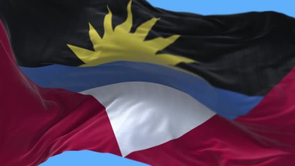 4k Antigua och Barbuda National flagga rynkor sömlös vind i himlen bakgrund. — Stockvideo