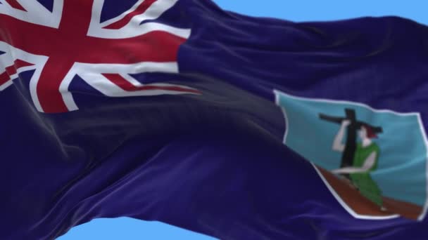 4k Montserrat Nasjonalt flagg rynker løkken sømløs vind i blå himmelbakgrunn. – stockvideo