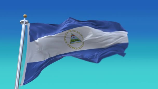 4k Никарагуа Национальный флаг складки петли бесшовный ветер в голубом фоне неба. — стоковое видео