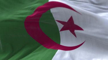 4k Cezayir Ulusal bayrak kırışıklıkları mavi gökyüzü arka planında pürüzsüz rüzgar döngüsü.
