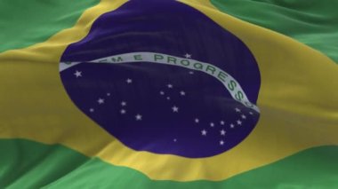 4k Brezilya Ulusal bayrak kırışıklıkları mavi gökyüzü arka planında pürüzsüz rüzgar döngüsü.