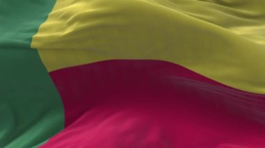 4k Benin Ulusal bayrak kırışıklıkları mavi gökyüzü arka planında pürüzsüz rüzgar döngüsü.