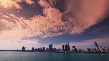 Zaman bulutu, günbatımı iş kurma & deniz silueti, meşgul yelkenli & yatı.